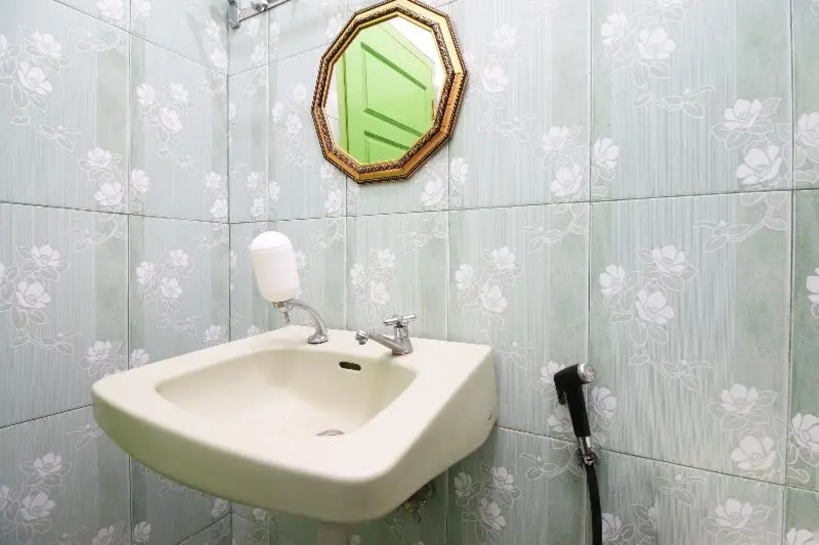 Homestay Hj Suharti by OYO