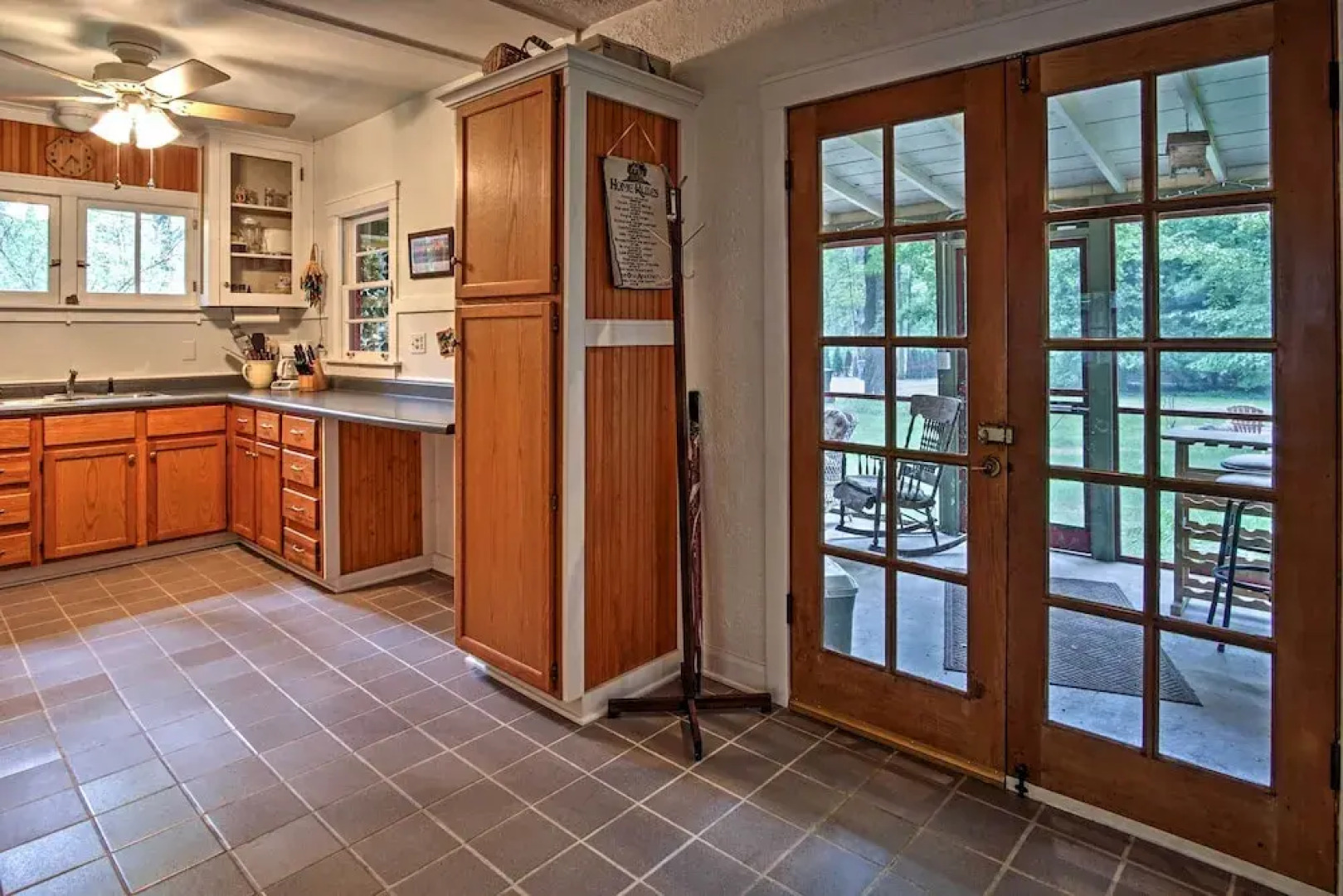 Harbert Cottage w/ Fire Pit: Half Mile to Beach!