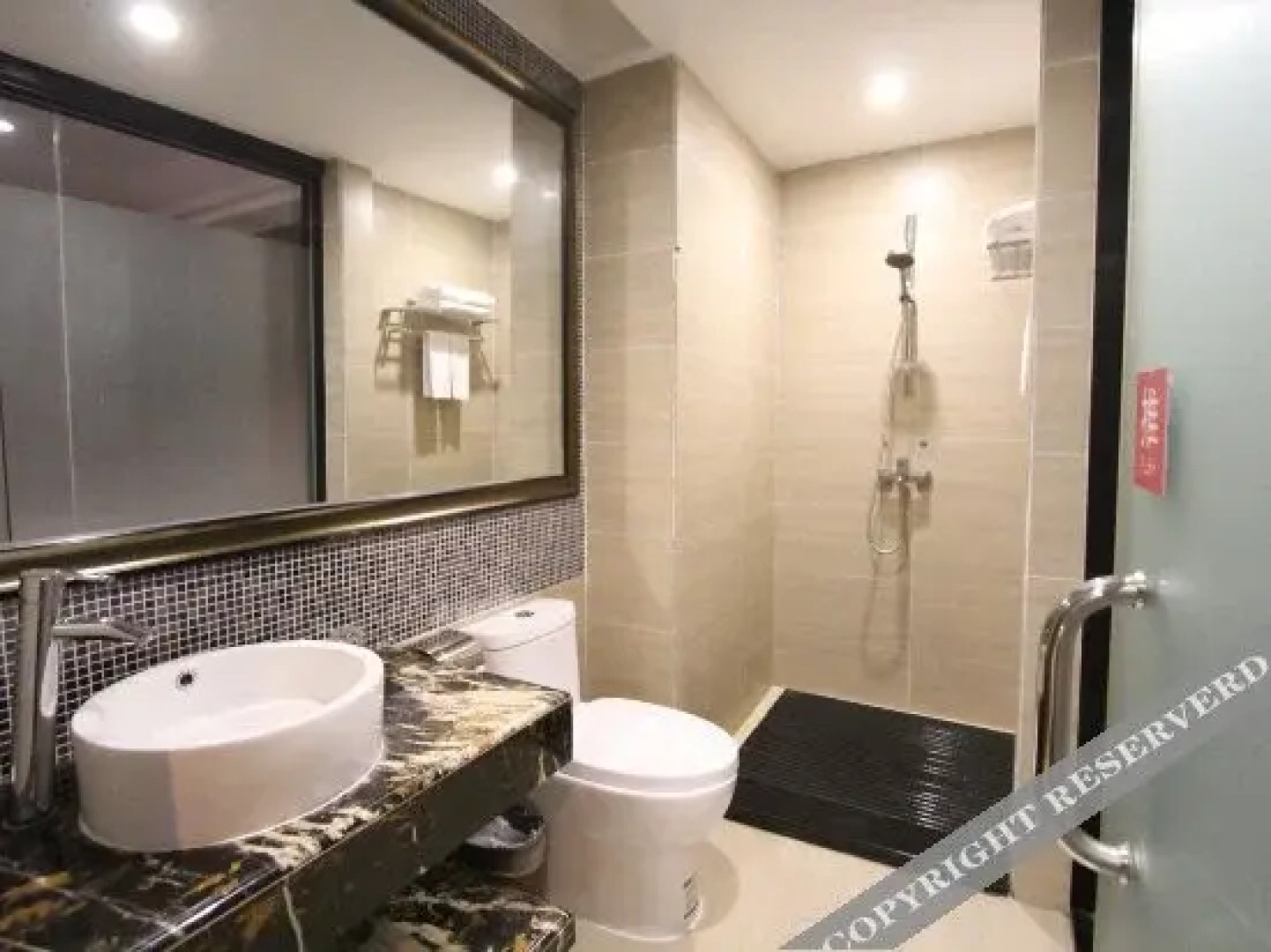 Maoming Zhanquan Hotel (People's Square High-speed Railway Station)