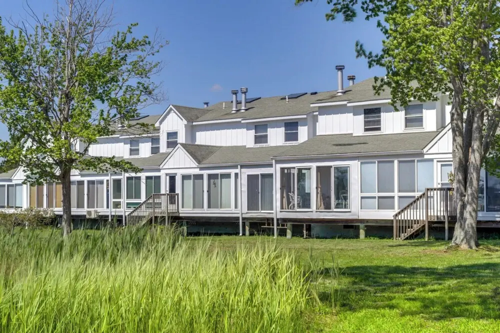 Porch & Water Views: Getaway in Mallard Lakes