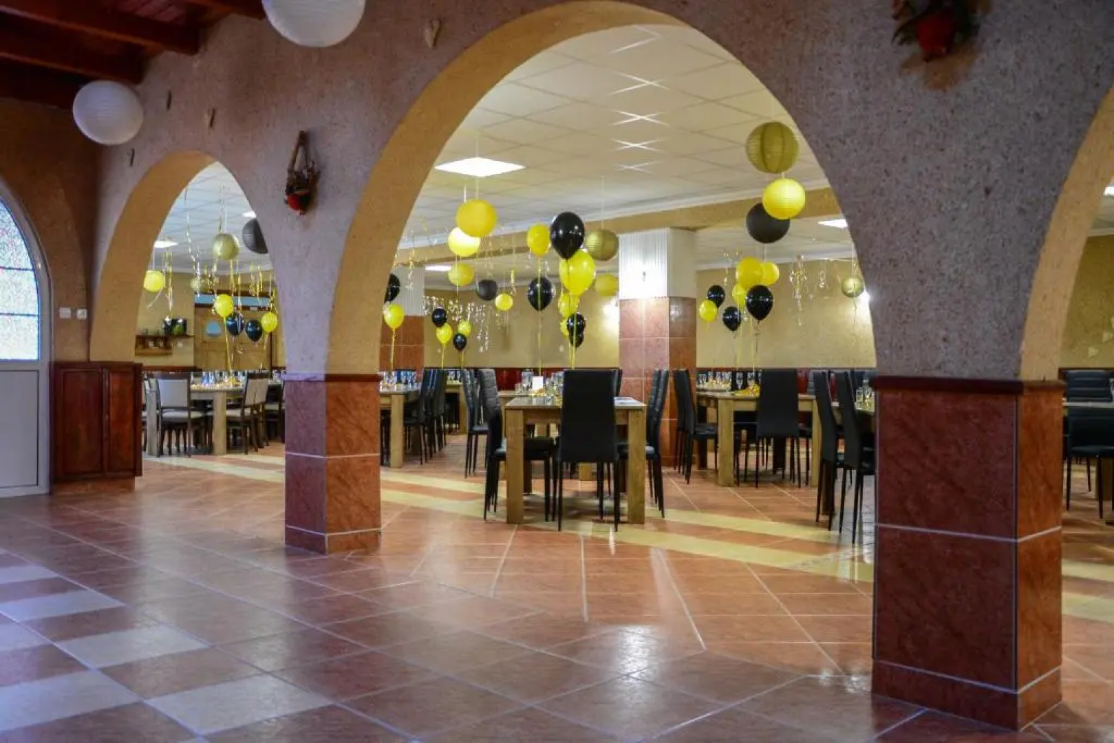 KOMPLEX -Rendezvénytermek-Panzió-Apartman-Irodák-