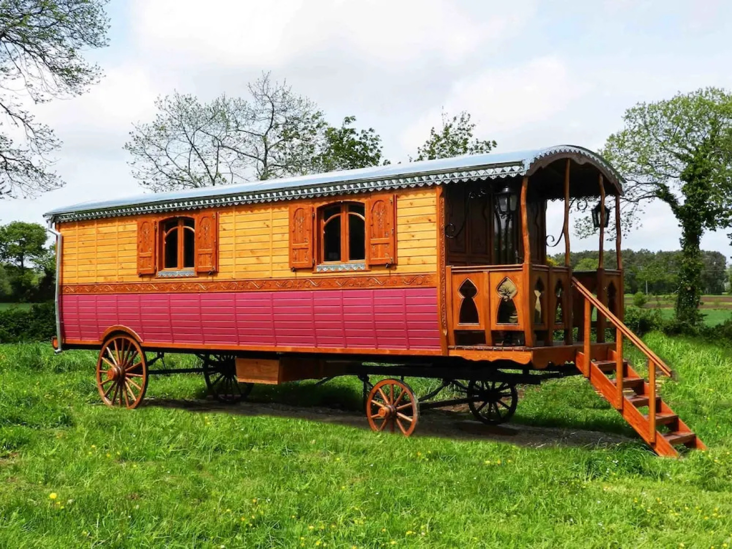 Une roulotte et des chevaux