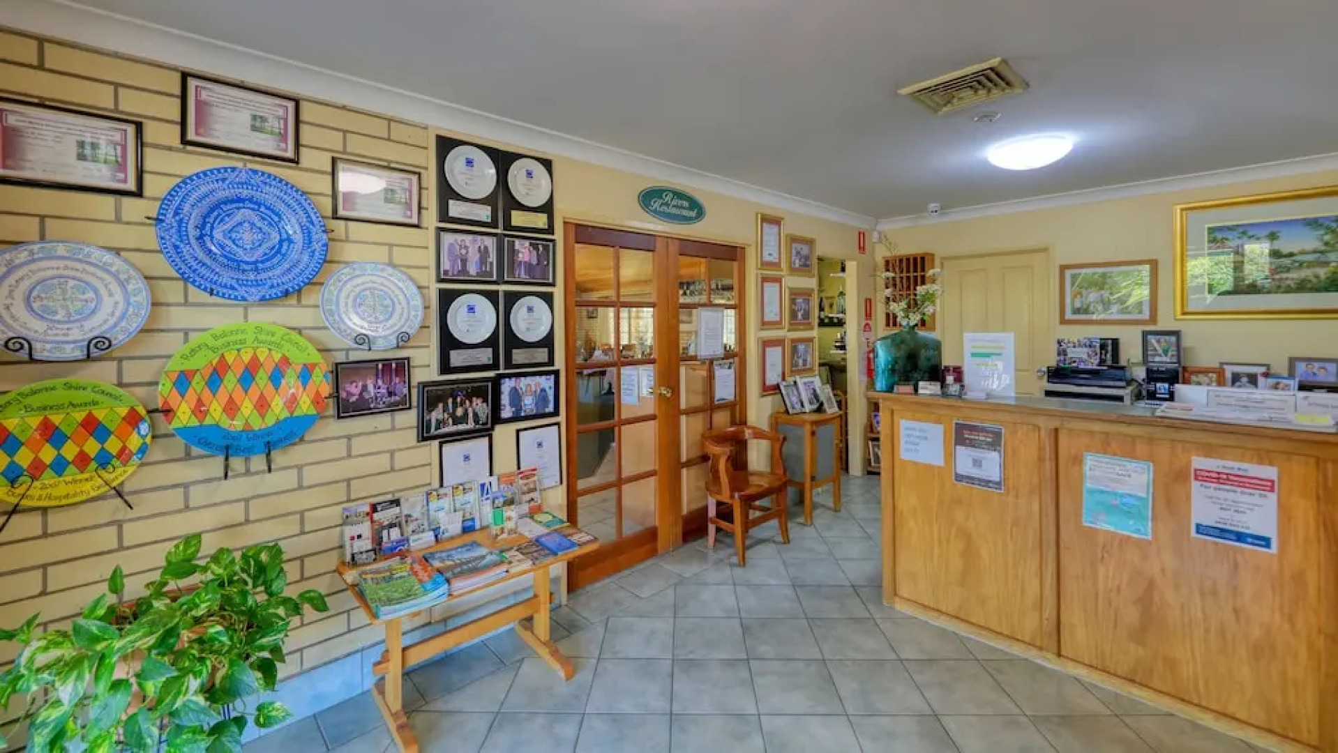 Riverland Motor Inn & River's Restaurant