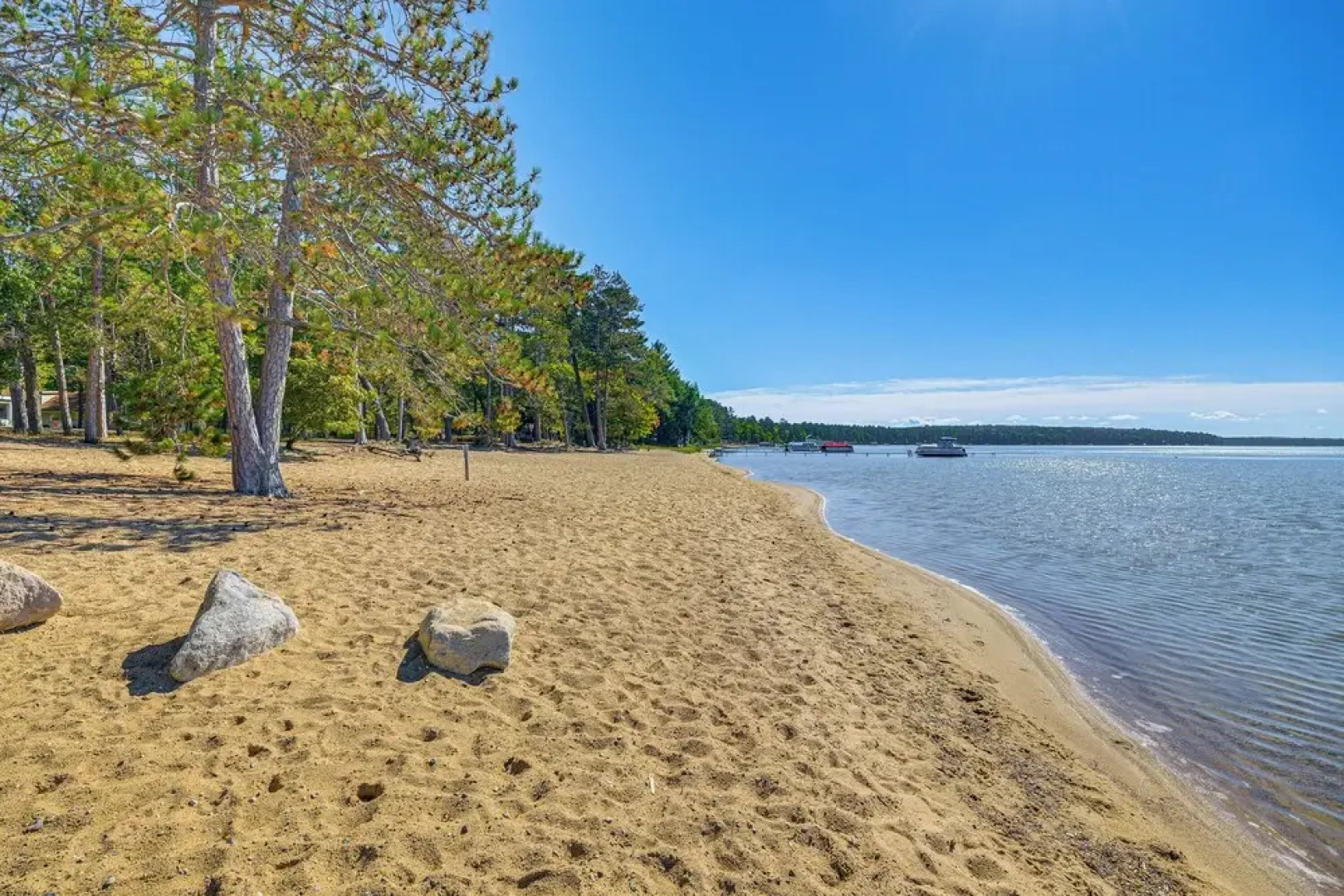 2 Blocks to Boat Ramp: Higgins Lake House w/ Grill