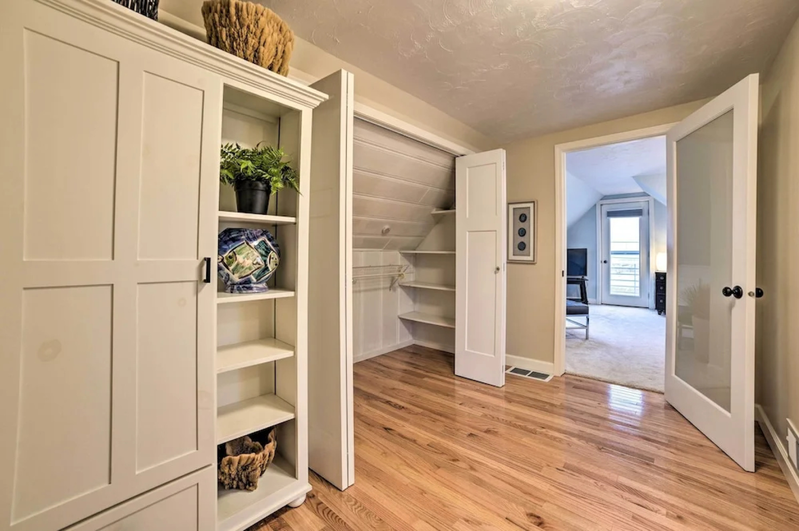 Chic Manistee Cottage: Steps to Lake Michigan!