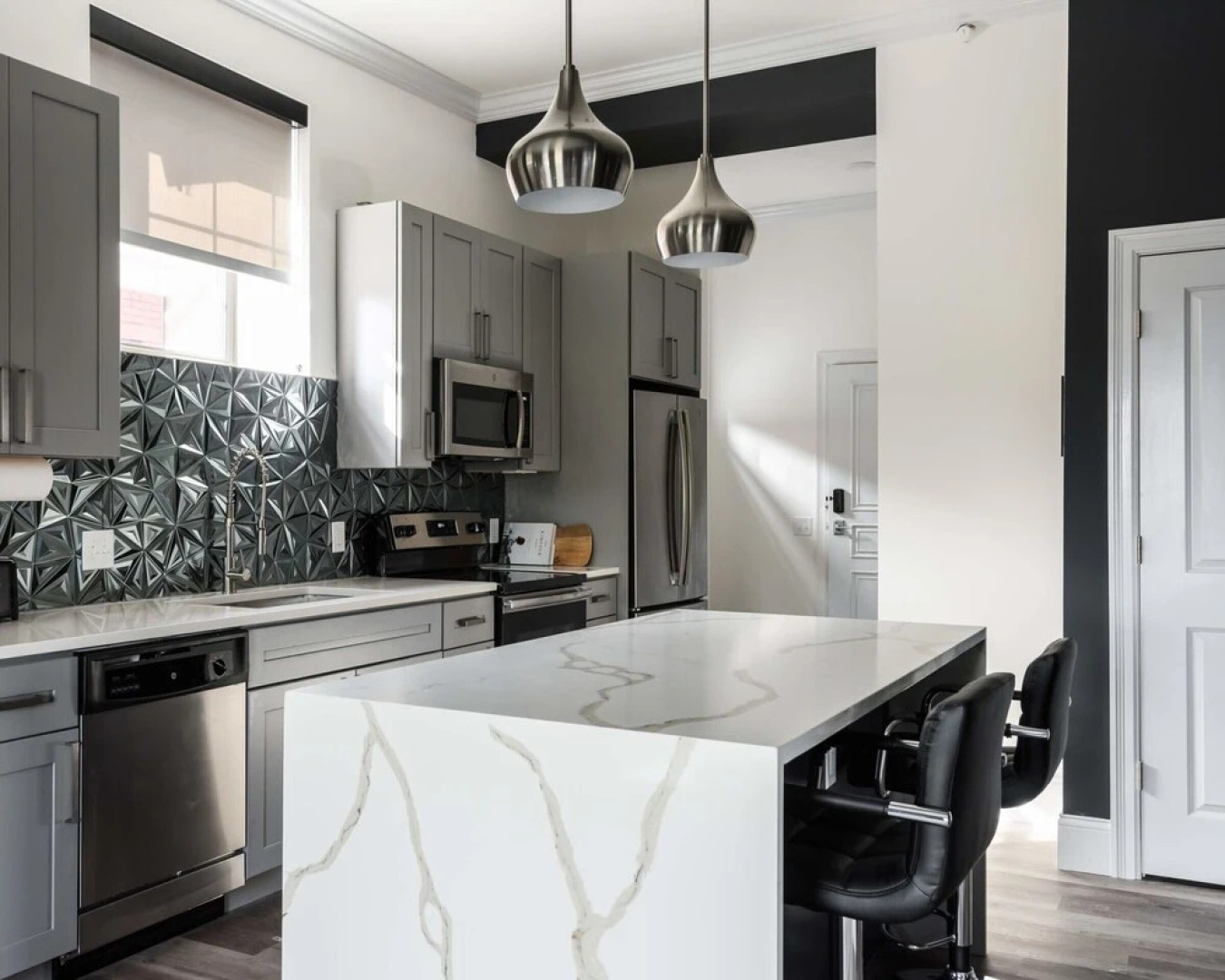 Bordeaux - Luxe LF Square Apts with Rooftop by Zencity