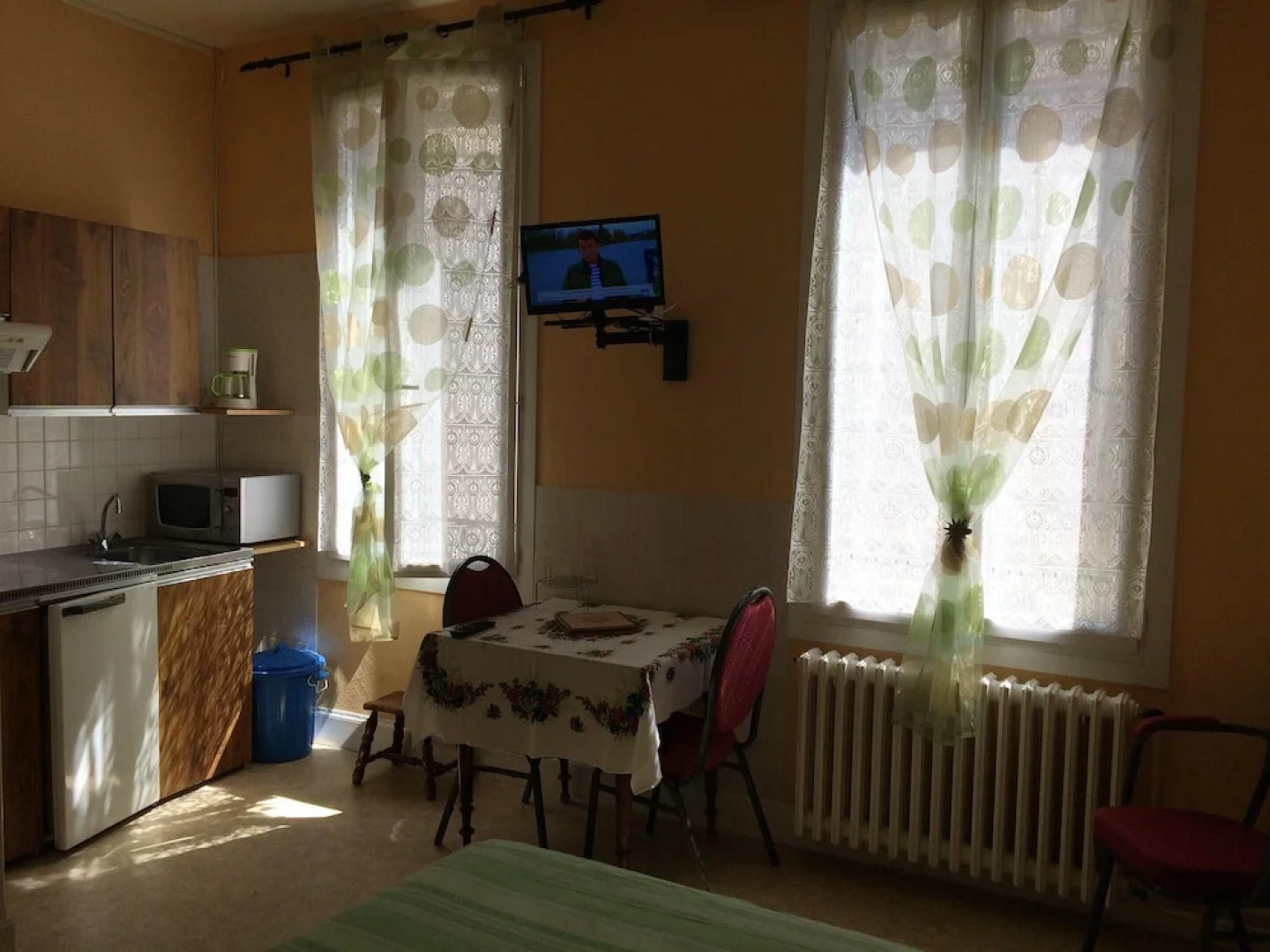 Studio in Néris-les-bains, With Wonderful City View, Enclosed Garden and Wifi