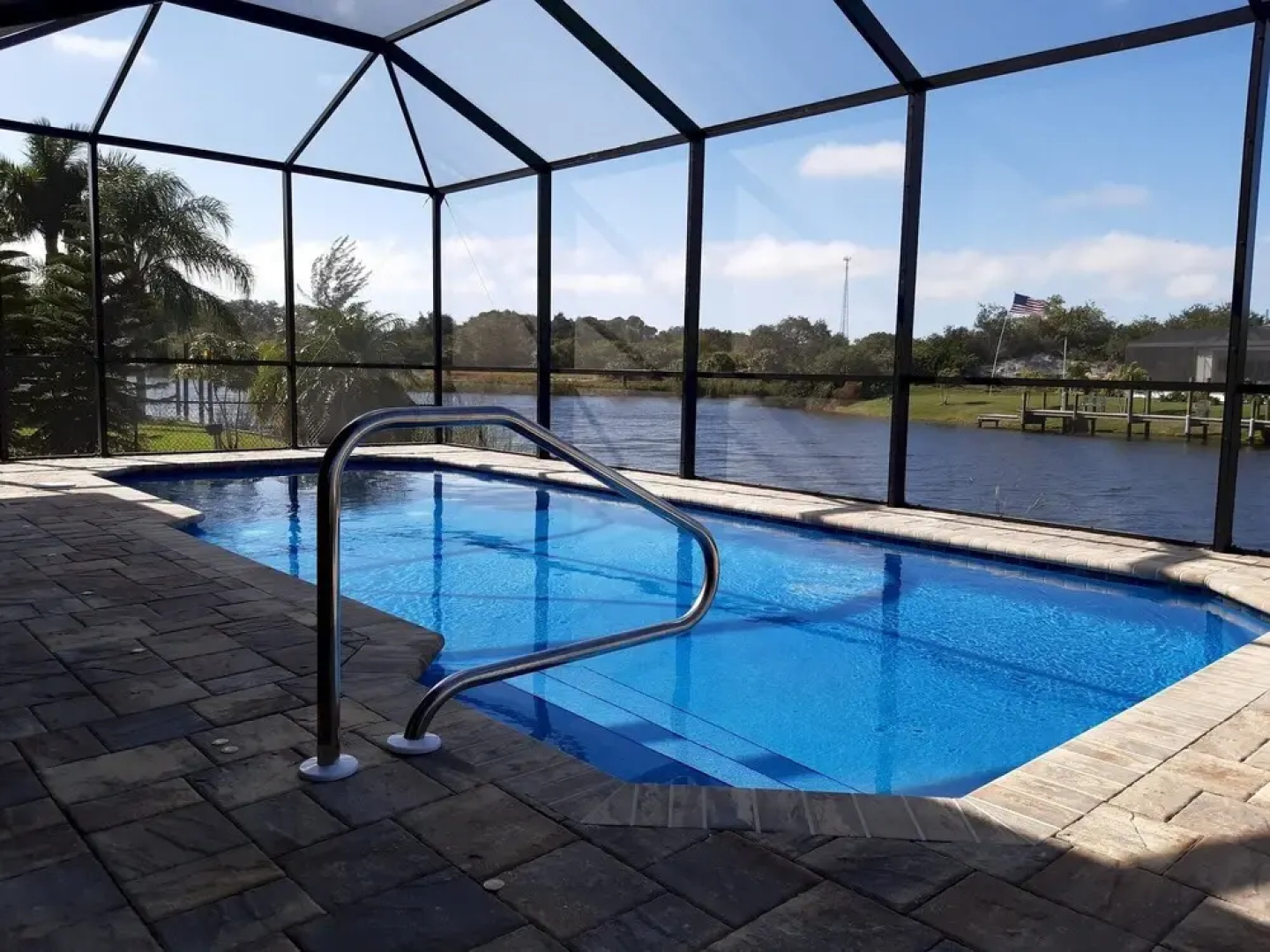 Stunning Brand NEW 3 bed Home Fabulous Pool Overlooking River