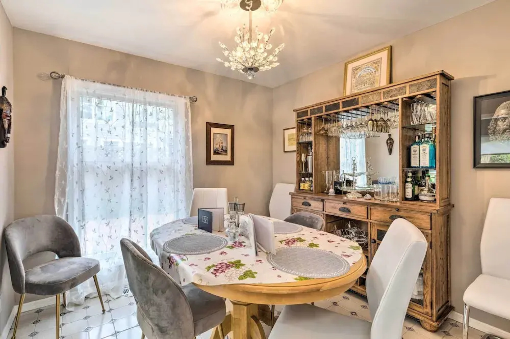 Cute East Hampton Cottage w/ Patio - Walk to Beach