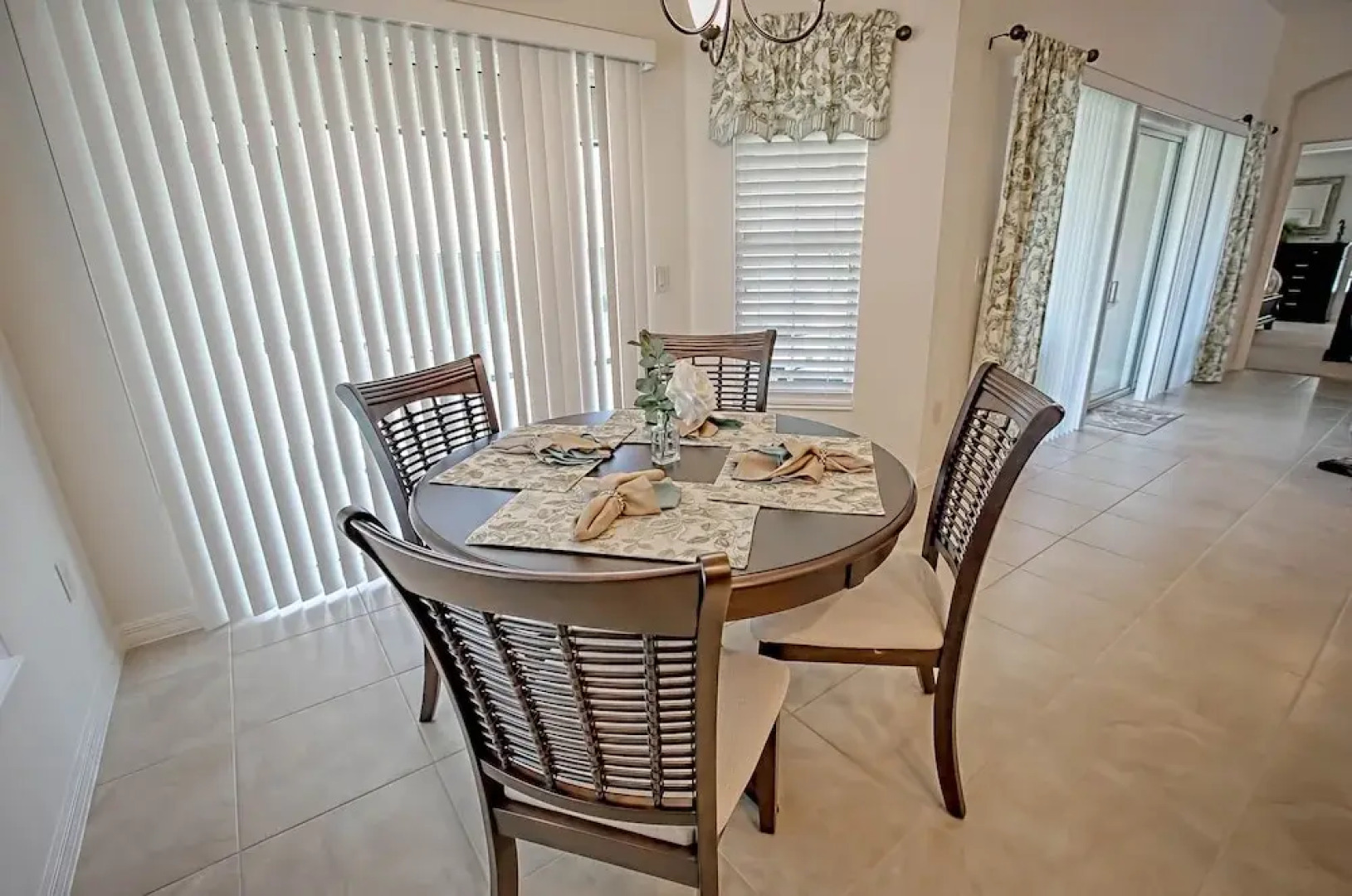 Yuma Place Home 3 Bedroom by The VIR Group