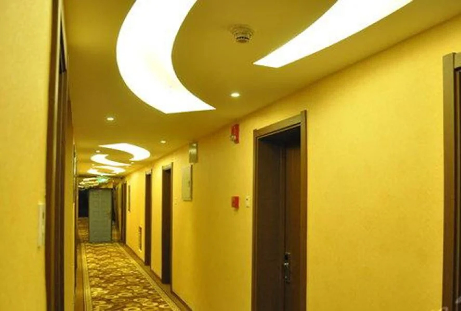 Dalian Seasons Urban Theme Hotel