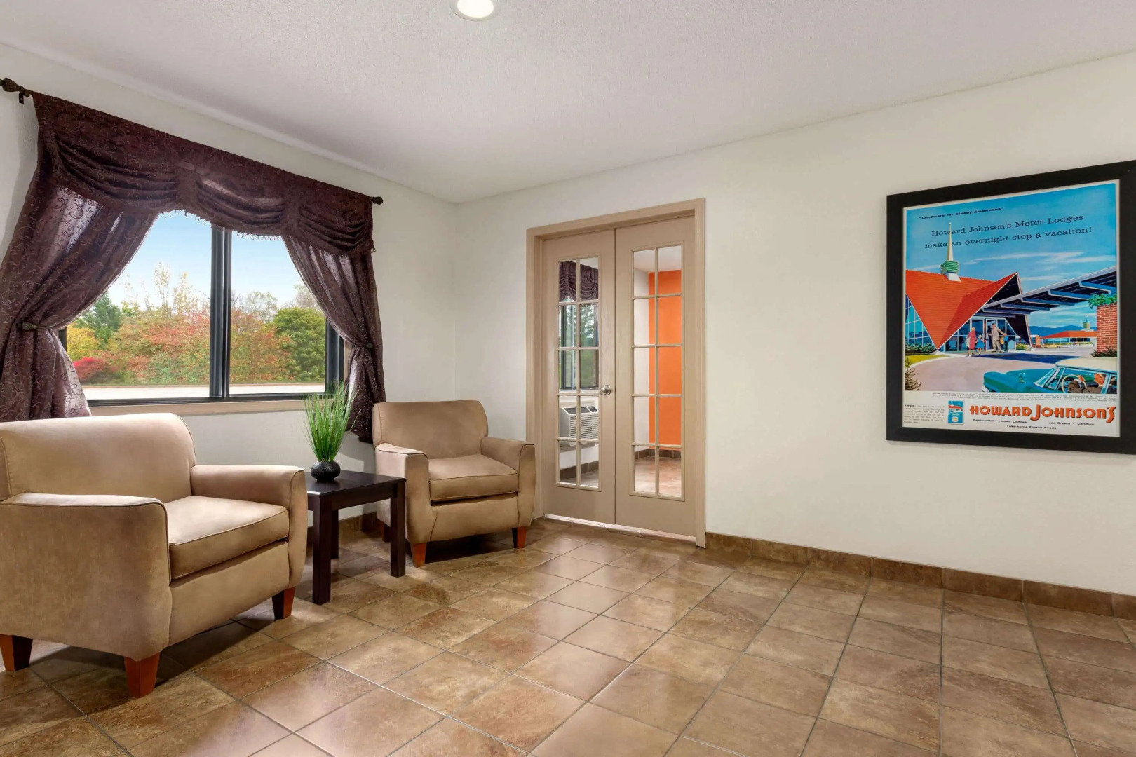 Howard Johnson by Wyndham Waterloo/Cedar Falls