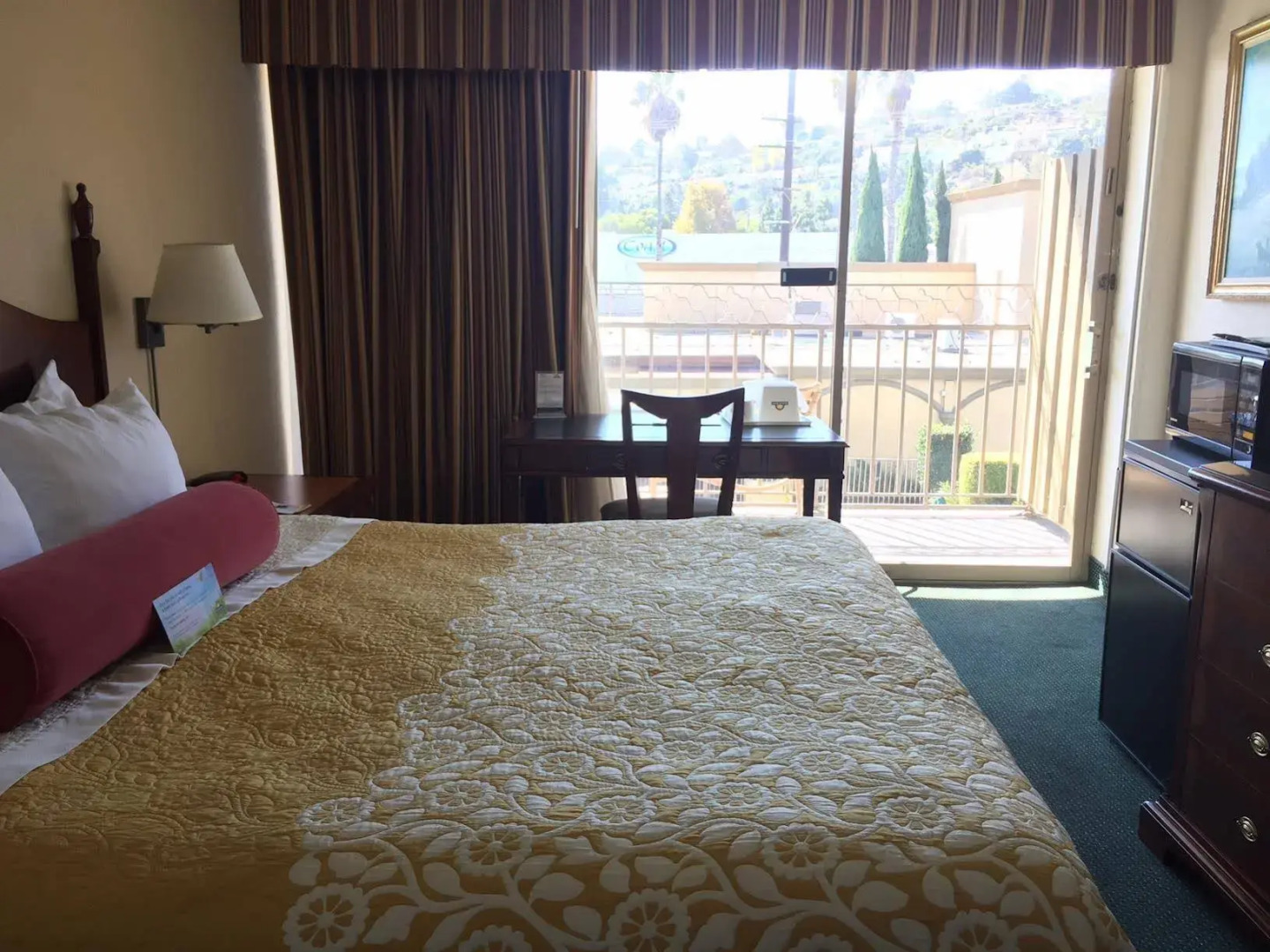 MC Pacific Inn & Suites