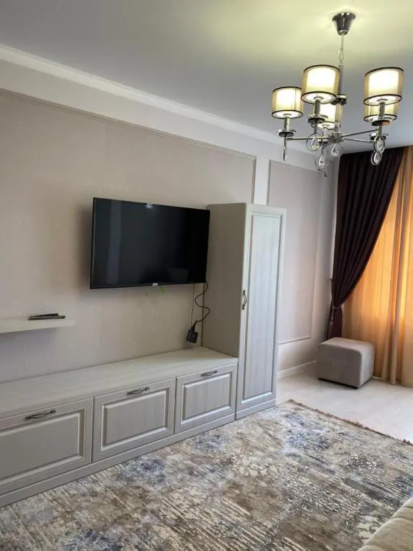 2-uhkomnatnaja sovremennaja novaja kvartira v tsentre goroda