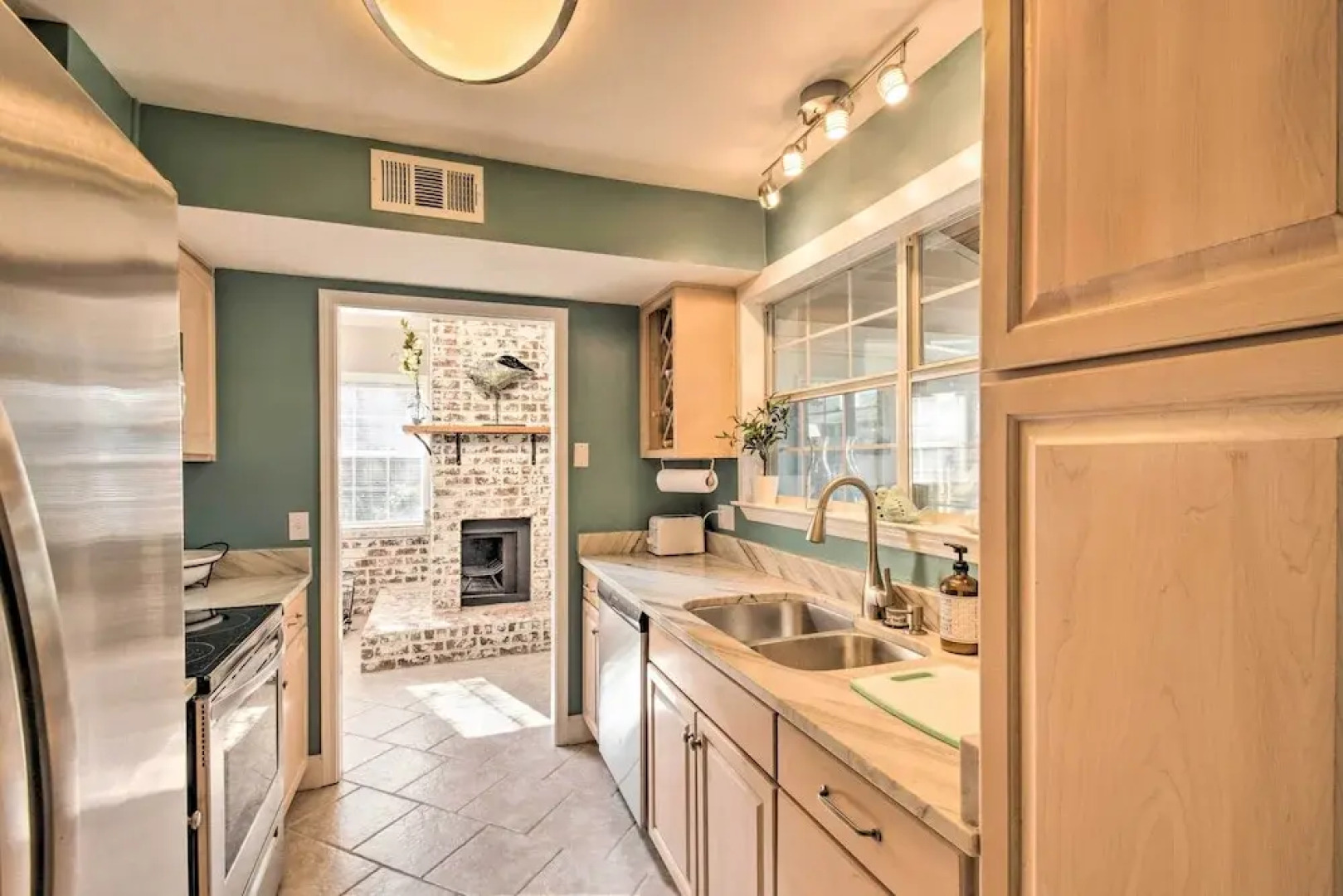 Pet-friendly A-frame Retreat Near Dtwn + Beaches!