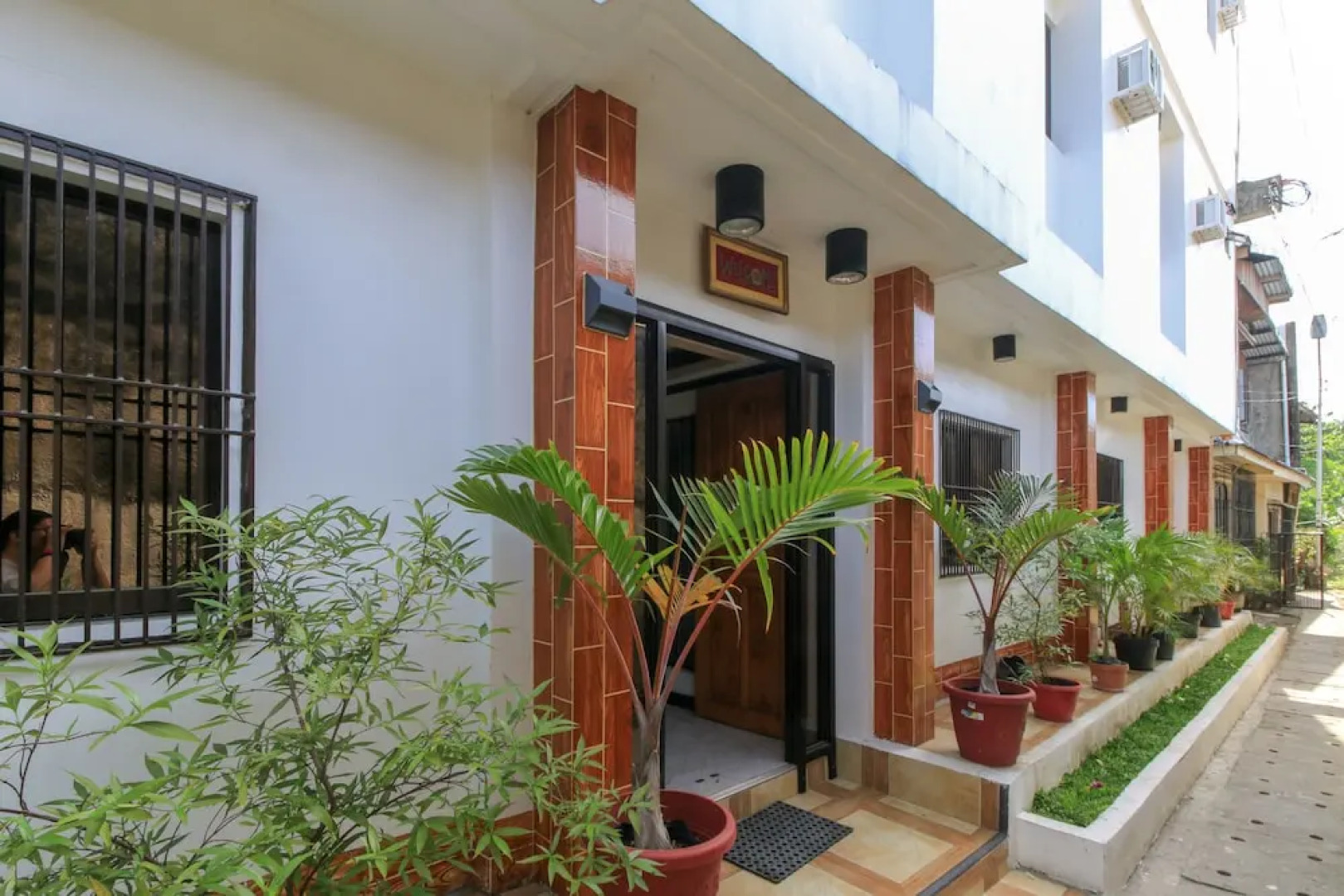 RedDoorz @ Real Street Tacloban