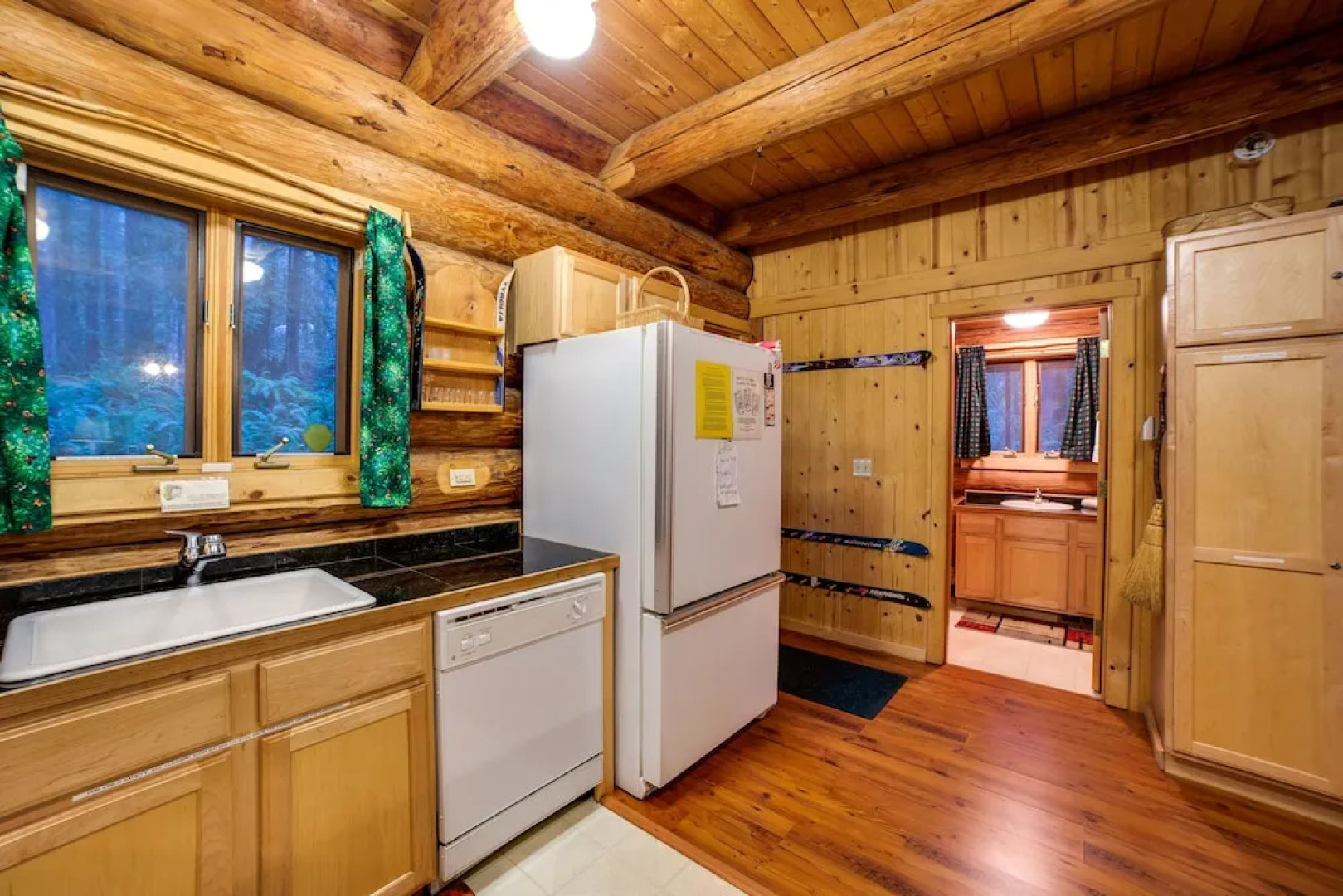Mt. Baker Lodging Cabin 47 – Hot Tub, BBQ, Sleeps 10! by MBL