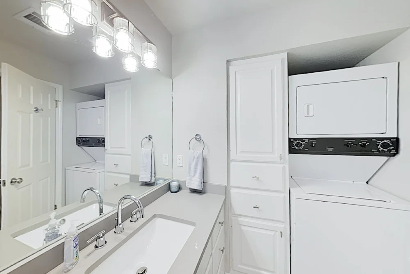 New Listing! Hill Country Getaway W/ Large Balcony 2 Bedroom Apts