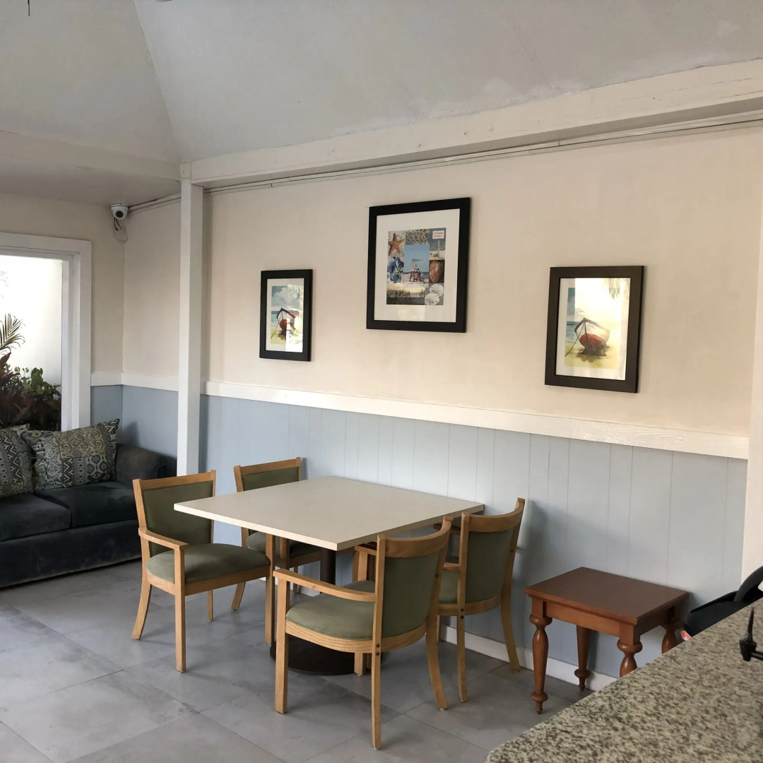 The Colony Club Inn & Suites