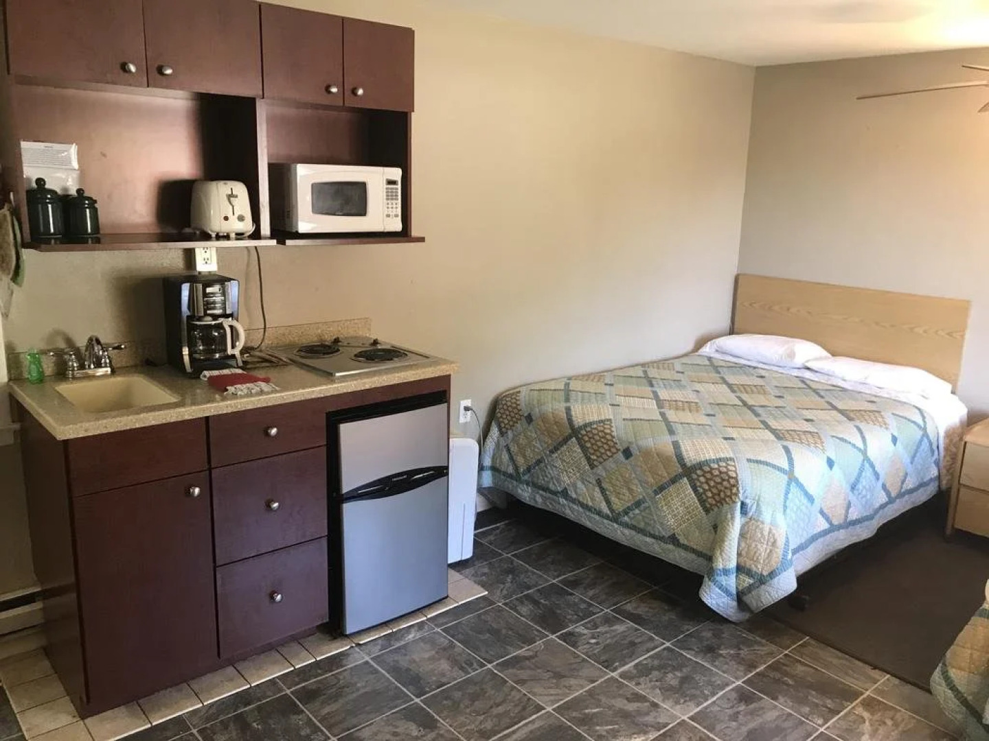 Hill View Motel and Cottages