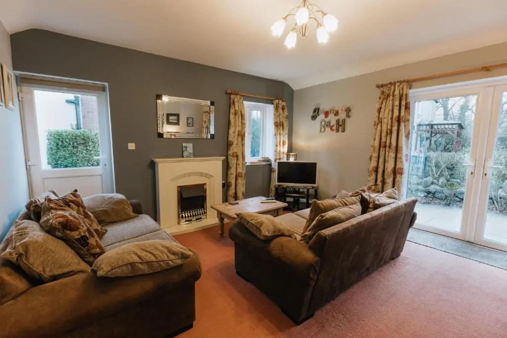 GWYNANT BACH - Cosy 2 Bed Bungalow Cottage in Snowdonia National Park, Conwy, North Wales