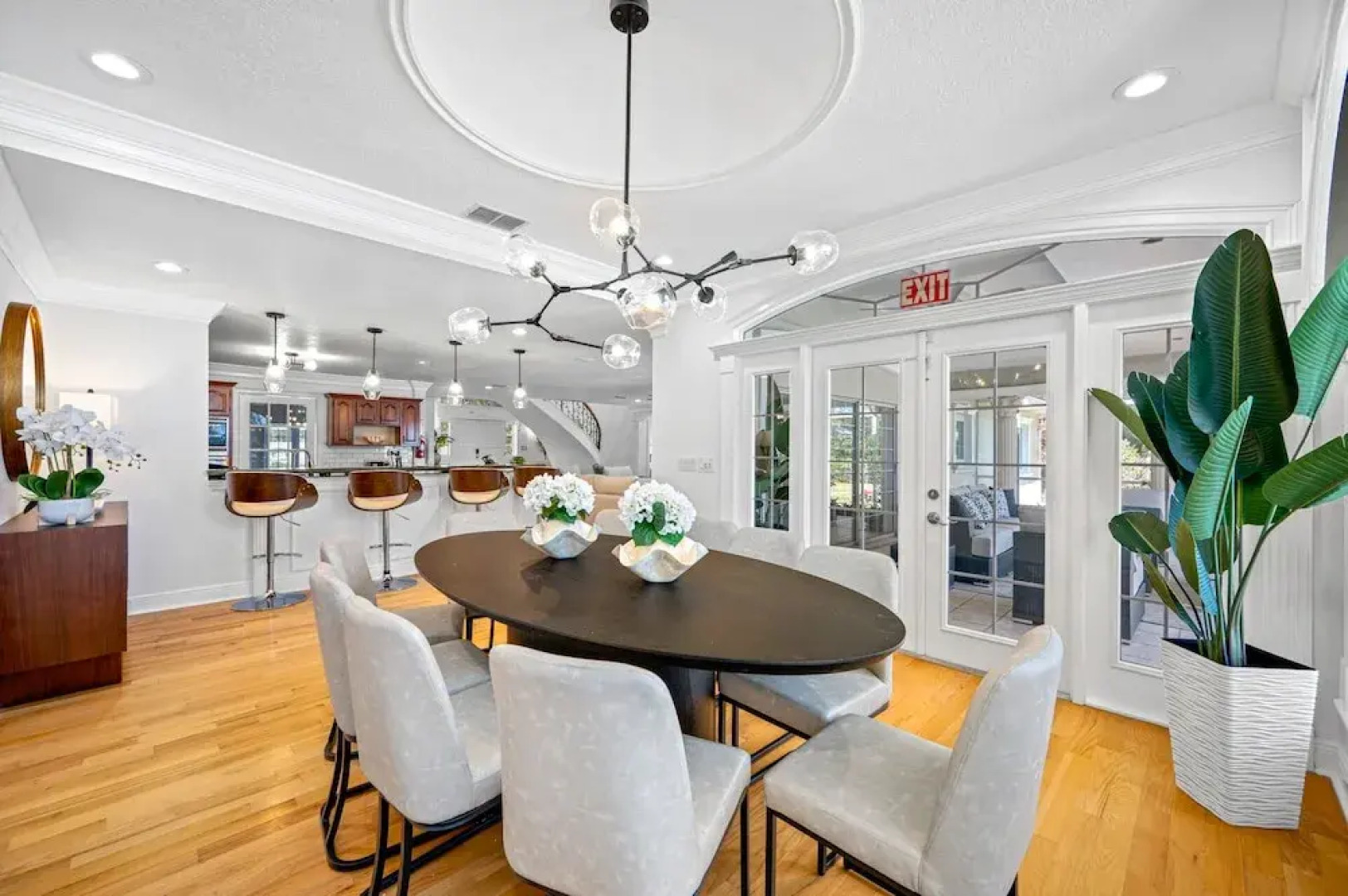 Exquisite Bayview Villa With Pool and Games!