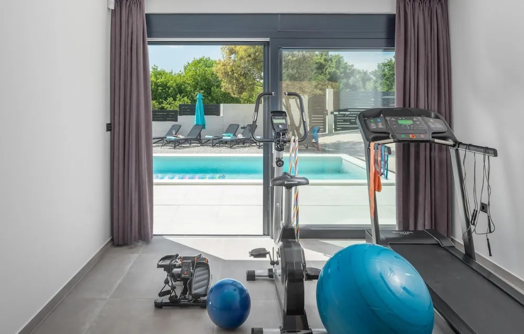 Beautiful Home in Rebici with Hot Tub, Sauna & 4 Bedrooms