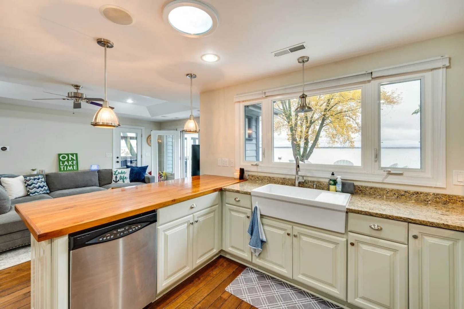 Lakefront Edgerton Cottage w/ Deck & Grill!