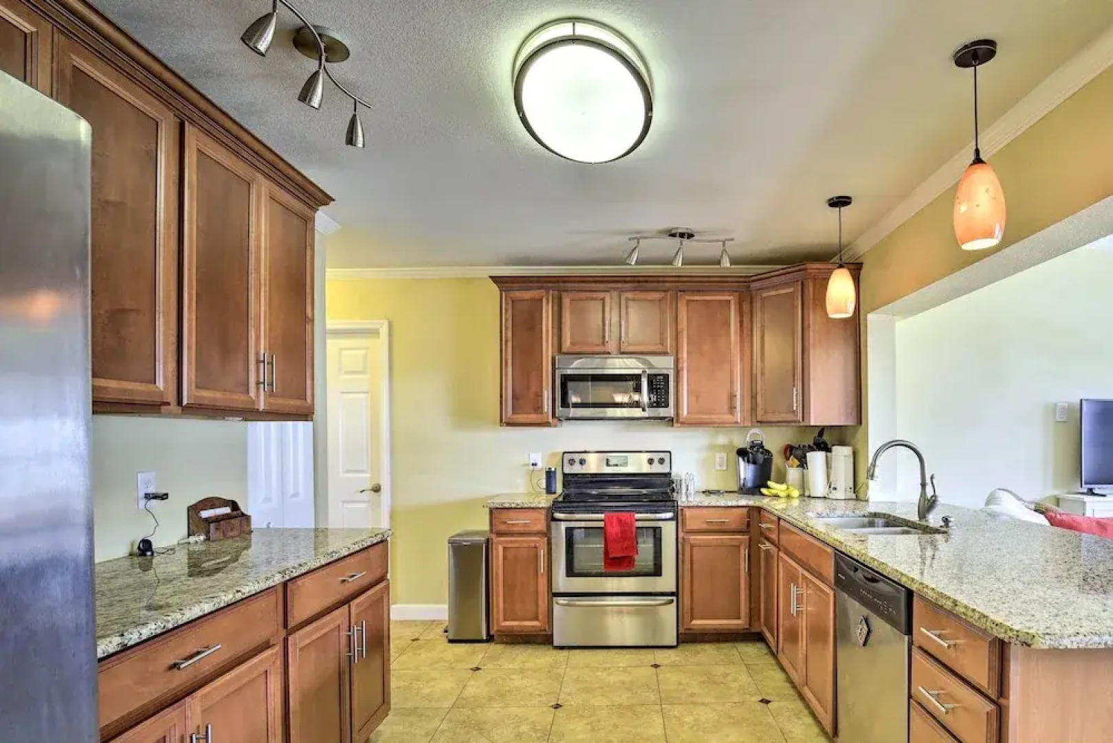 Single-story Home w/ Hot Tub - Pets Welcome!