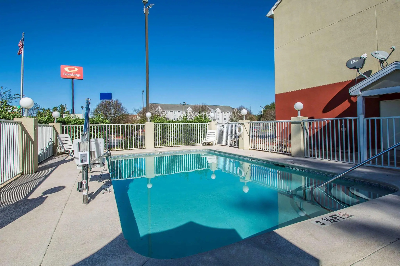 Econo Lodge Inn and Suites