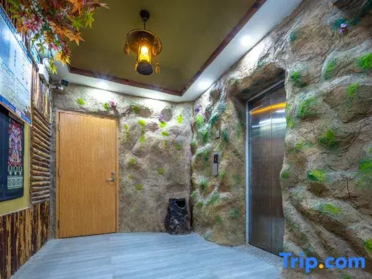 Wayalu Theme Hotel (Forest Lake Branch on March 3rd Avenue, Wuzhishan)