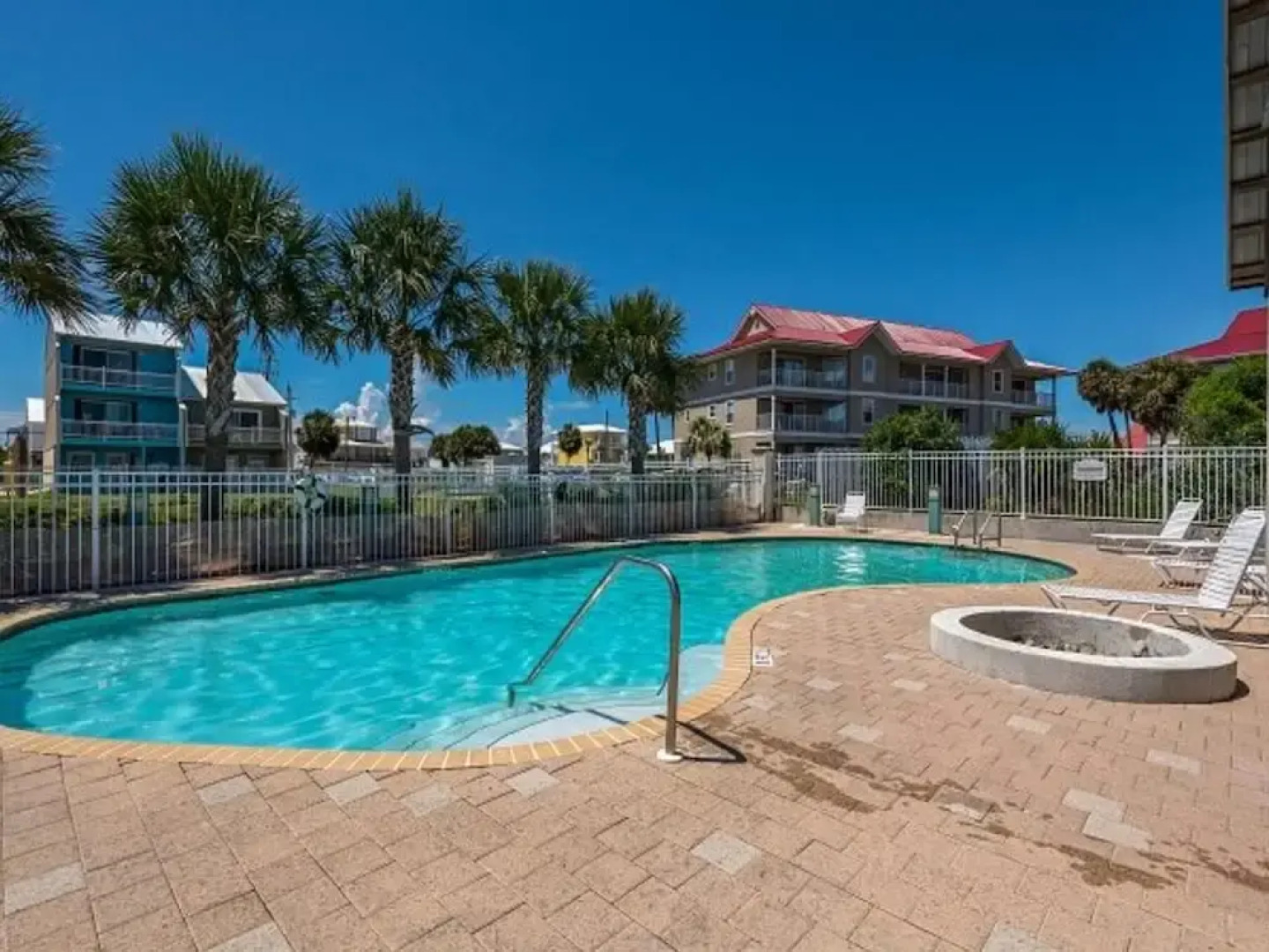 Sunset View 4 Bedroom Home by RedAwning