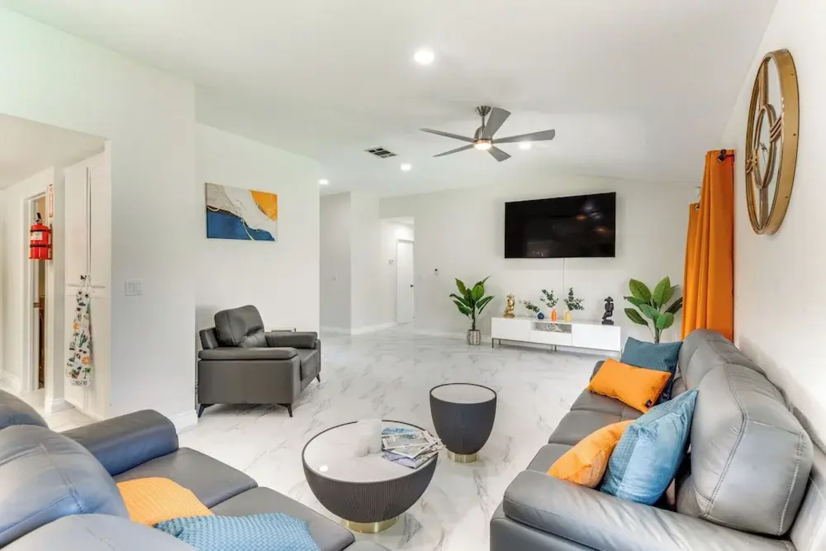 Game Room, Hot Tub & Mtn Views: Palm Springs Gem