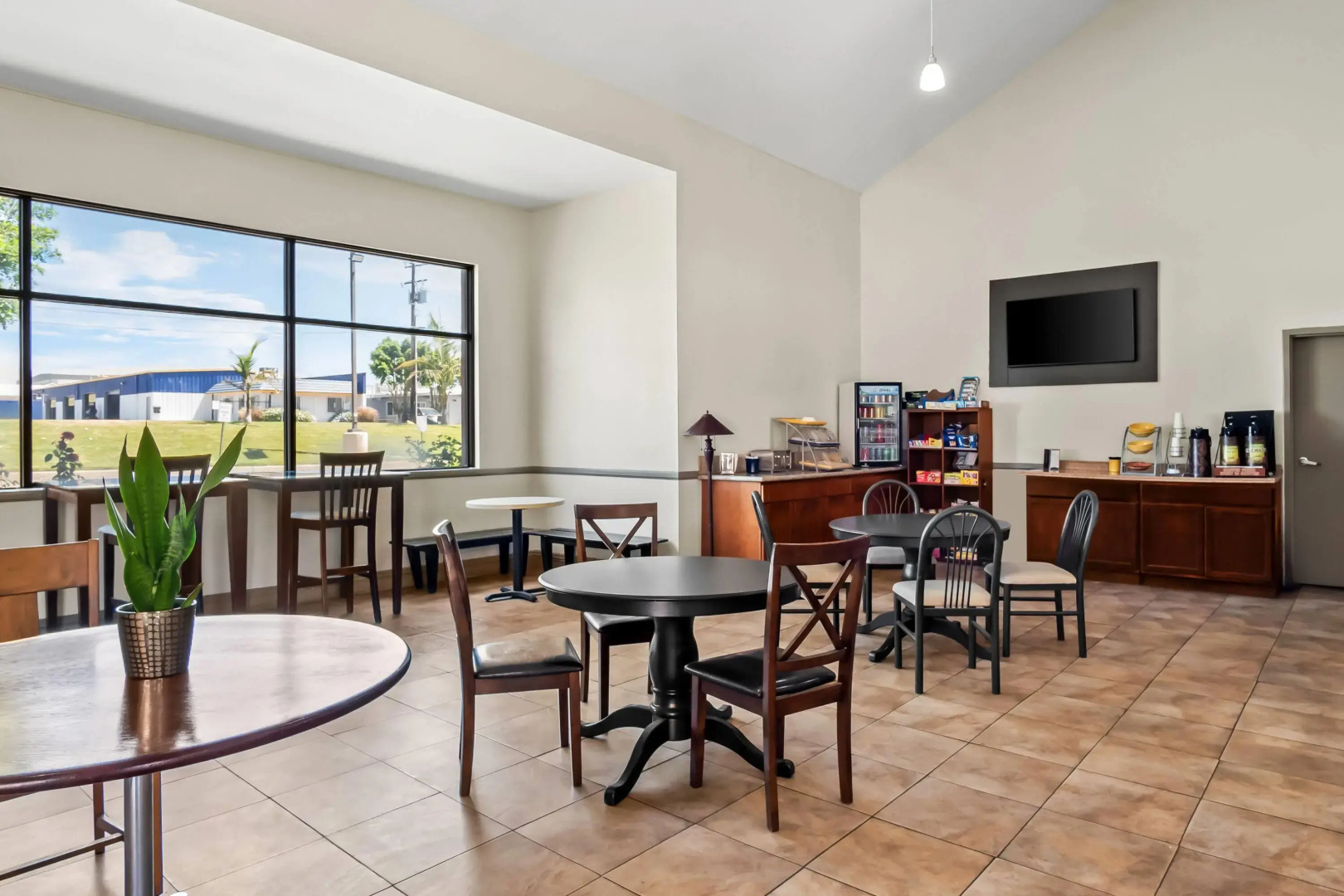 Days Inn by Wyndham Fontana / Rialto