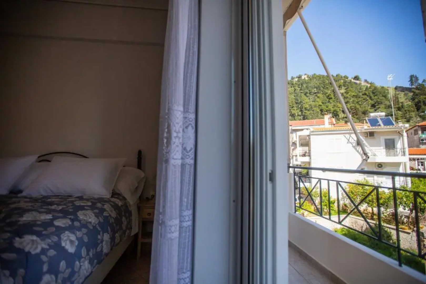 Poly's charming home - City center & near the beach 2bedroom apartment