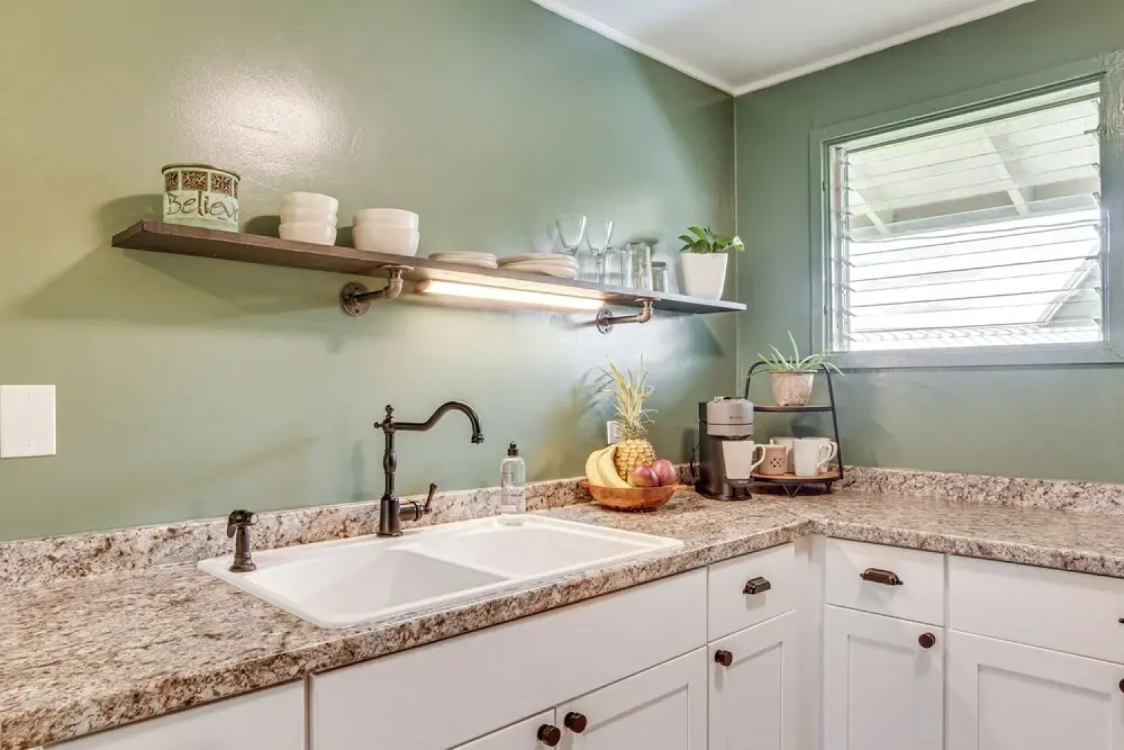 Hilo Apartment w/ Lanai - 2 Mi to Beaches!