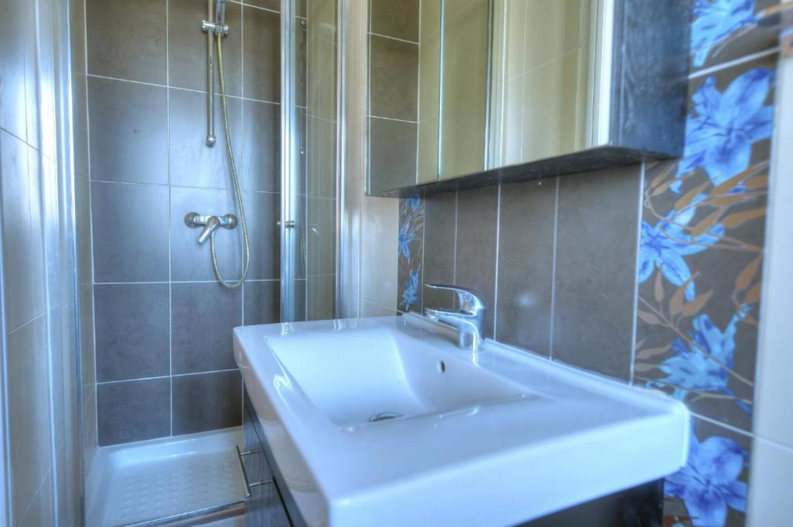 Modern and spacious 2 bedroom apartment with communal outdoor pool GZ-SMEL1-1