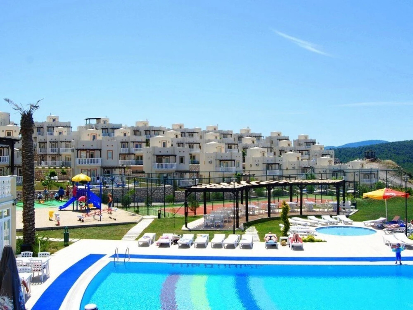 1 Bedroom Apartment Lake View 5 by Likya Global