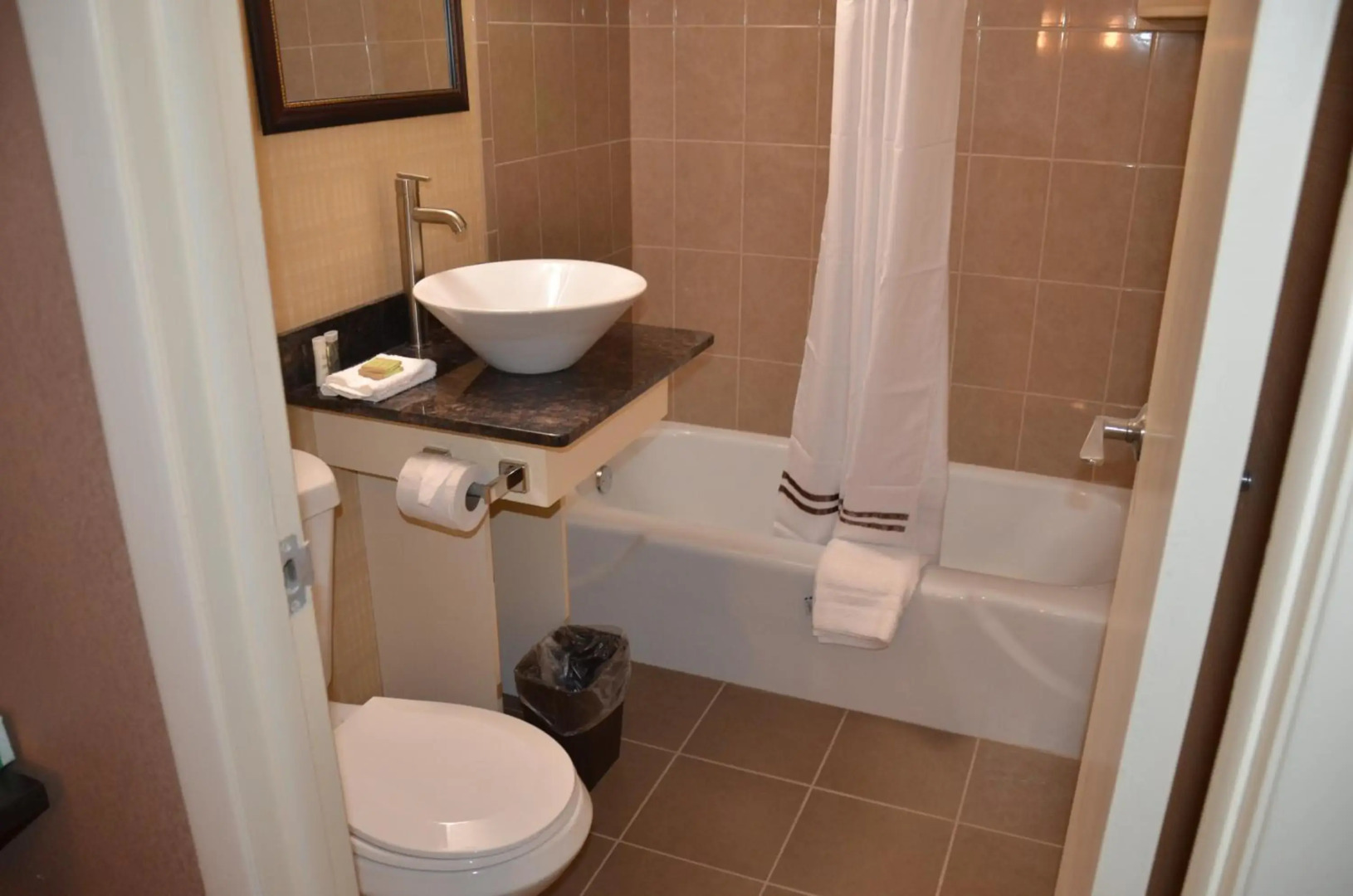 AAshram Hotel by Niagara River