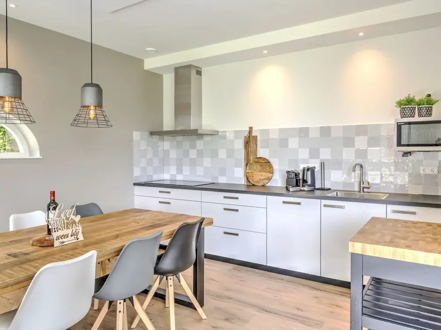 Tranquil Farmhouse in Rijsbergen with Hot Tub and Garden