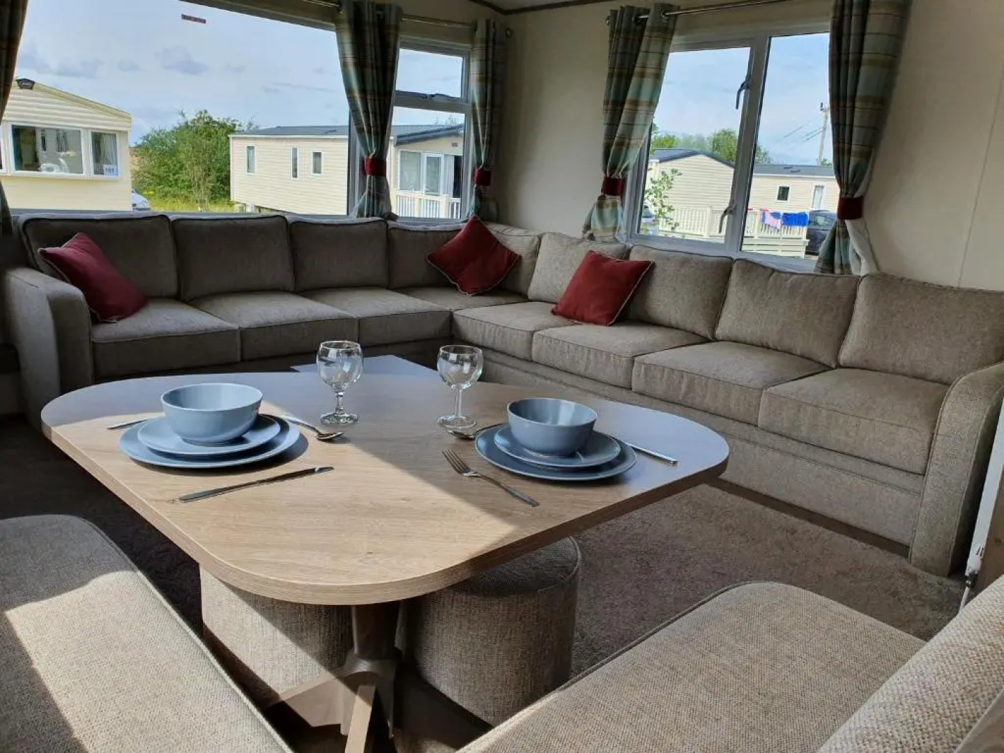 46 Lancaster Crescent Luxury caravan with hot tub