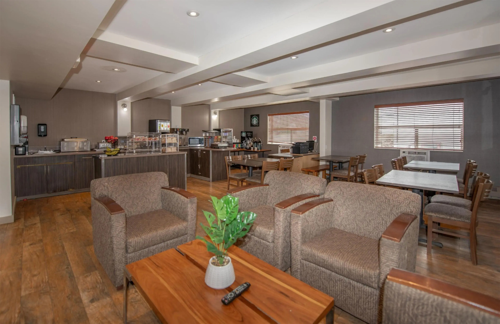 Lakeview Inn & Suites - Fort St. John