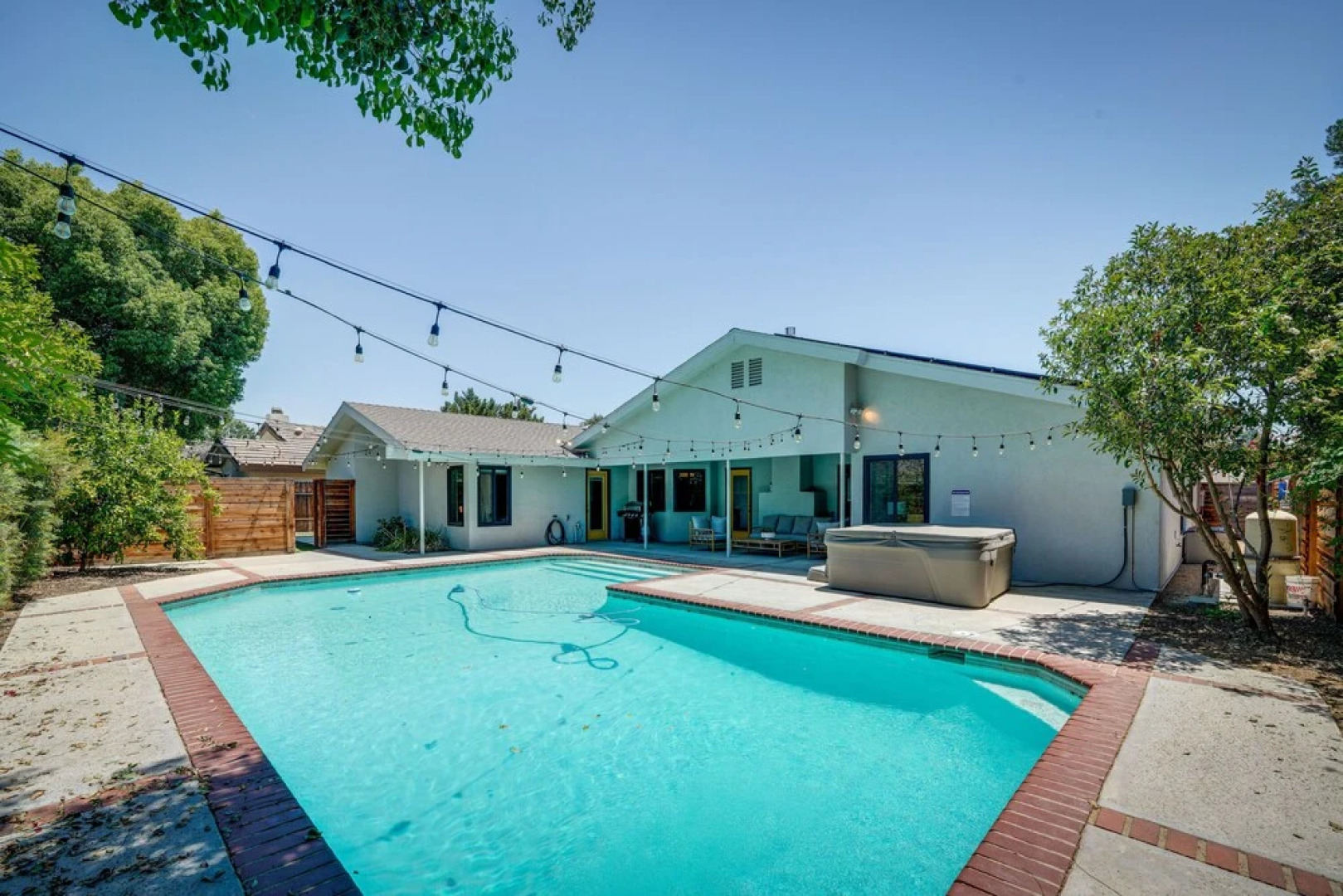 Bakersfield Oasis: Private Pool, Hot Tub & Patio!