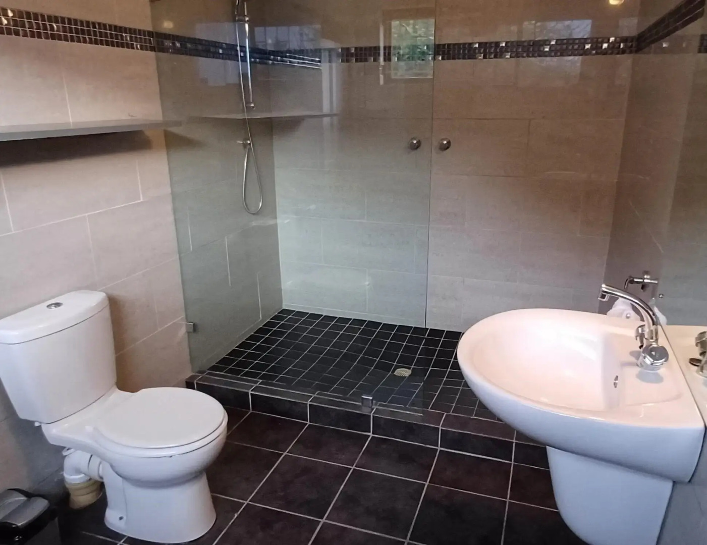 GUBAS DE HOEK meet eat sleep