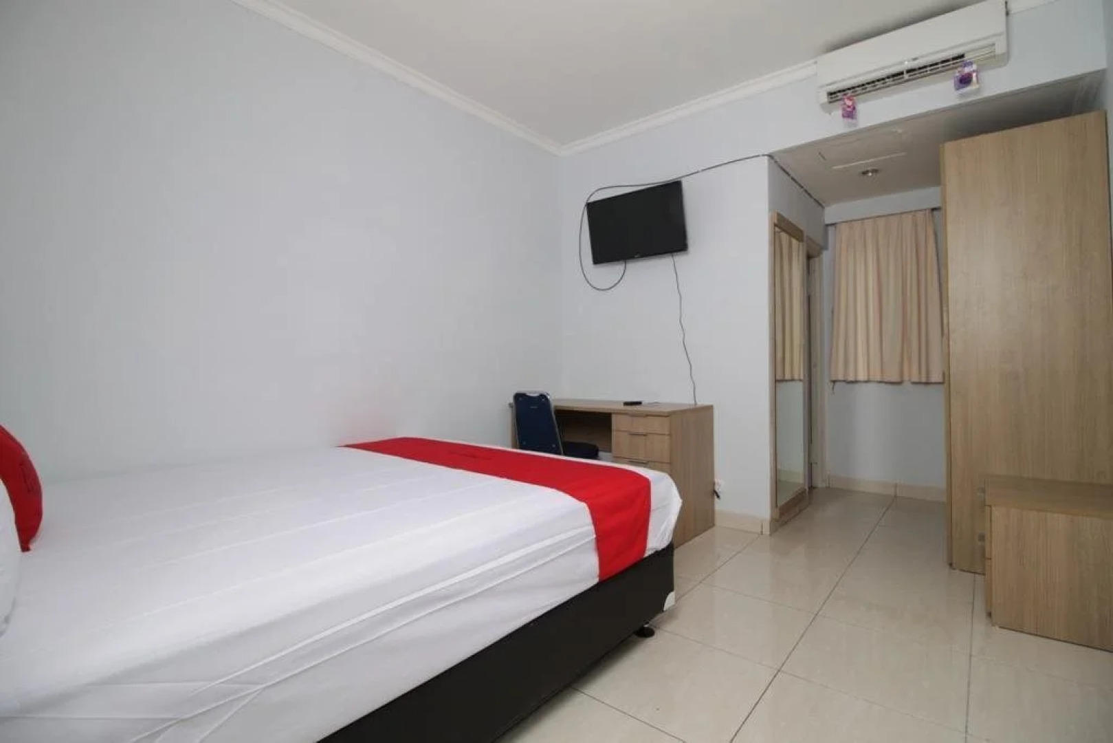 RedDoorz near Lippo Village 3