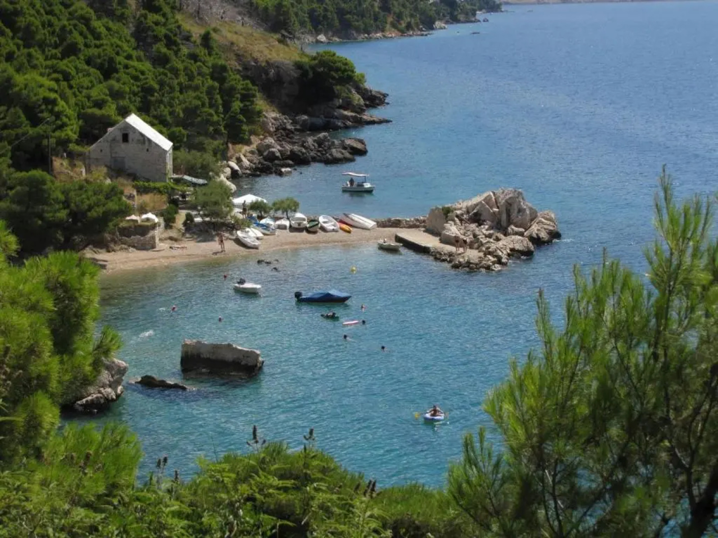 Entire home with a swimming pool for 12 in Marusici