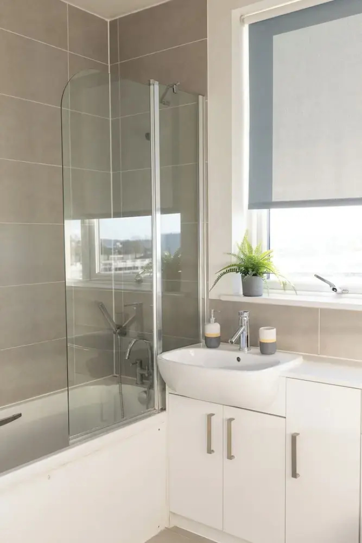 Stylish 2BR Apartment, Town Centre, Free Parking