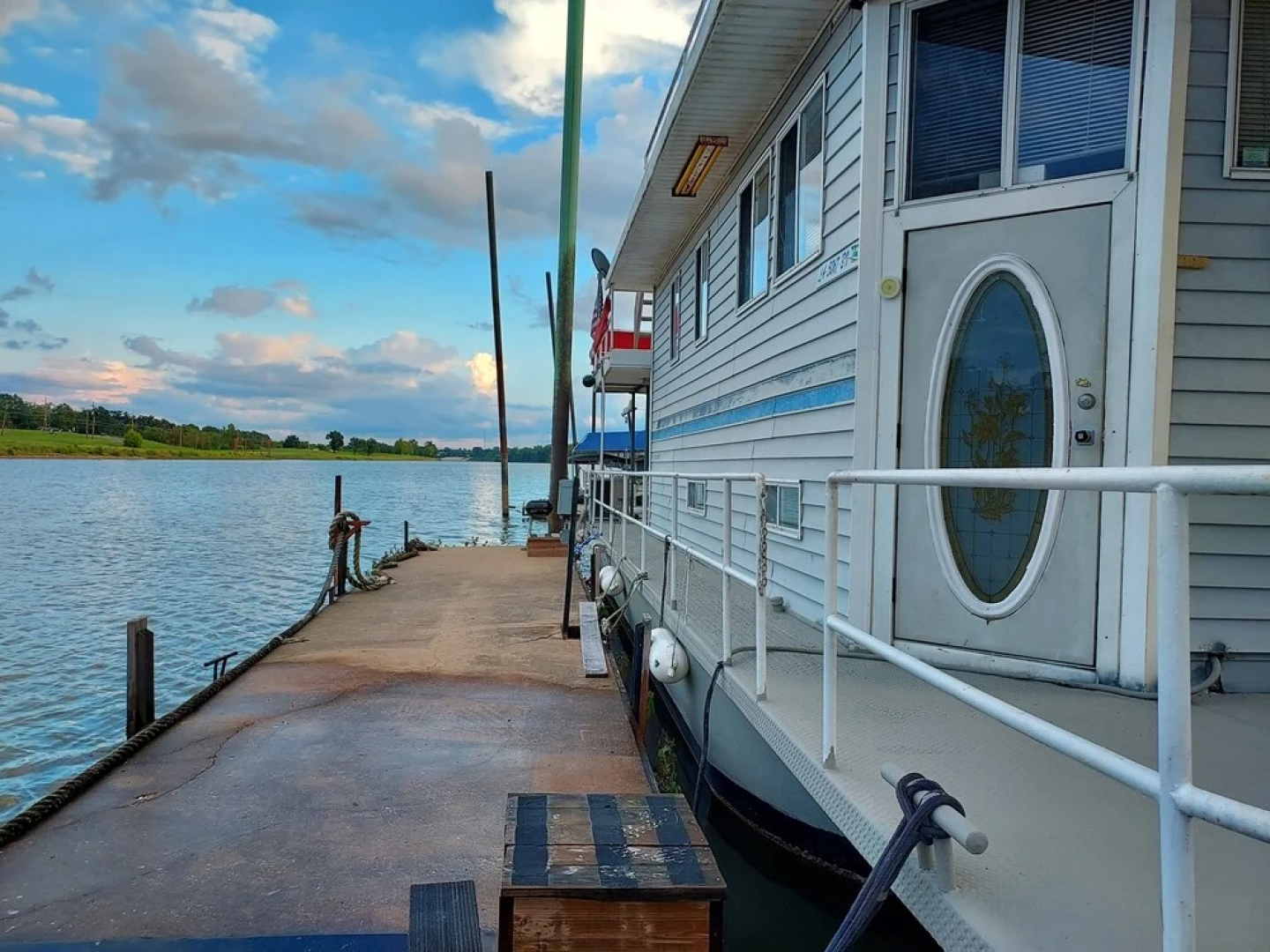 2 Story Houseboat Seeking a Captain Fishpets Ok