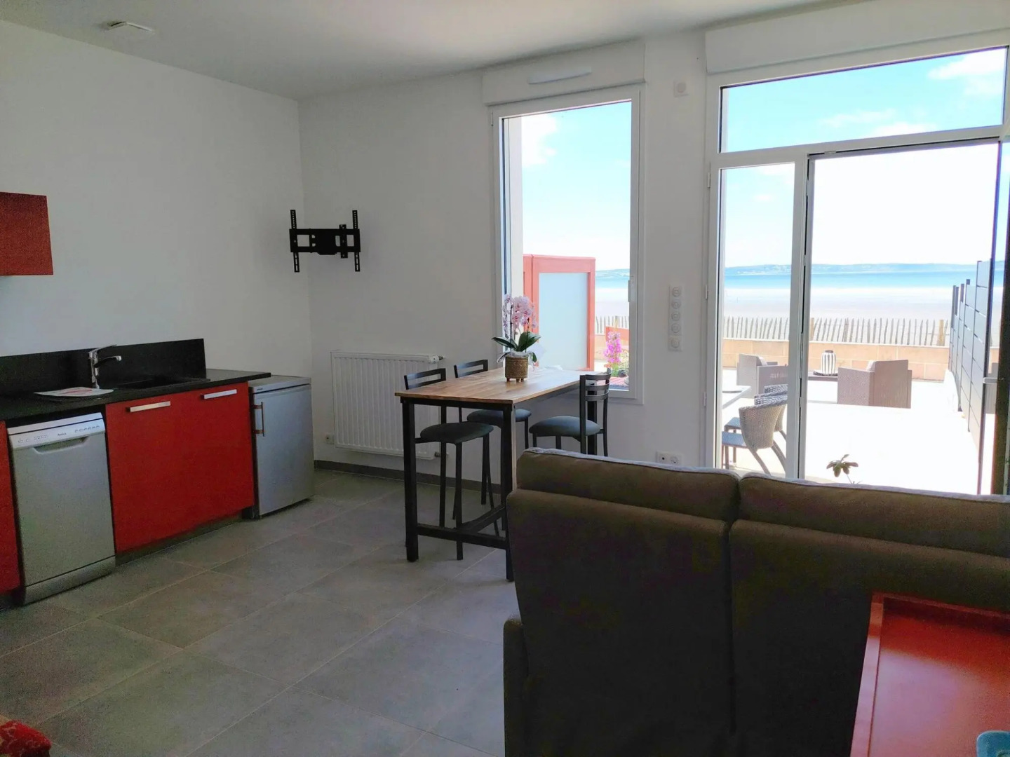 Apartment in top location, sea view, direct access to the beach, Plonévez-Porzay