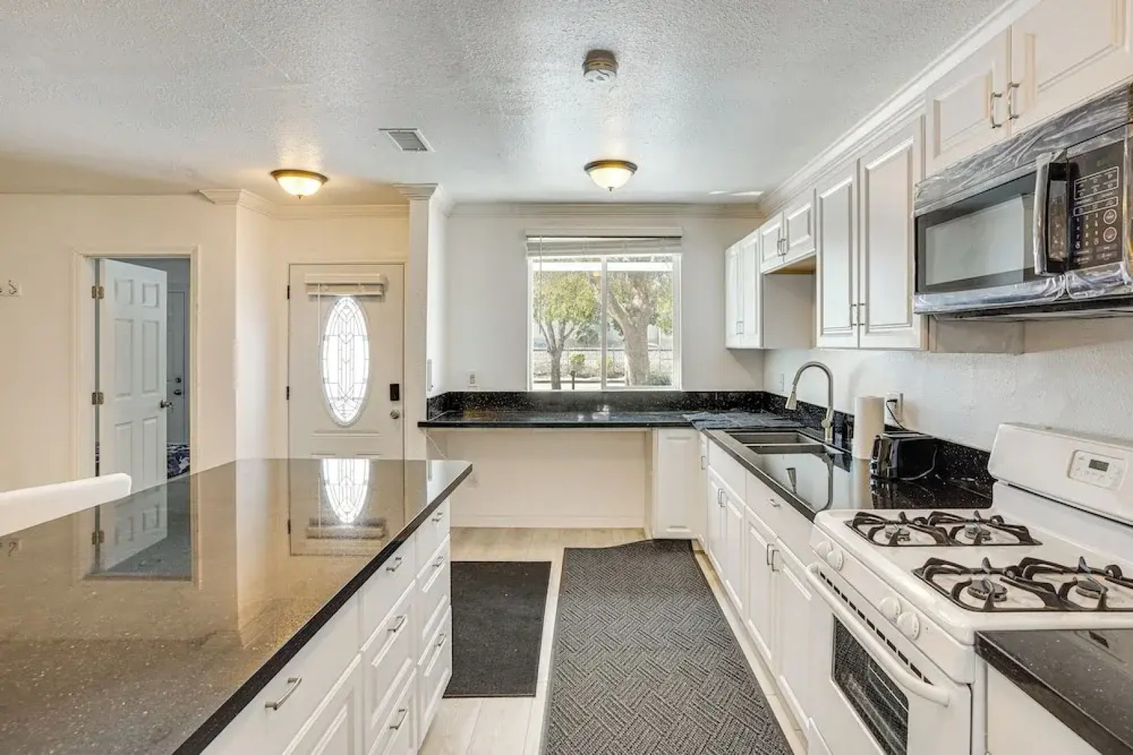 Between LA & Orange County: Quiet Getaway w/ Patio